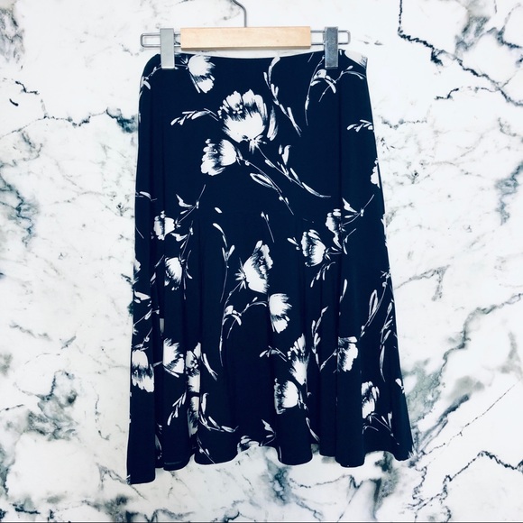 🌼3/$25🌼Chaps Flounce Skirt Navy Floral Small